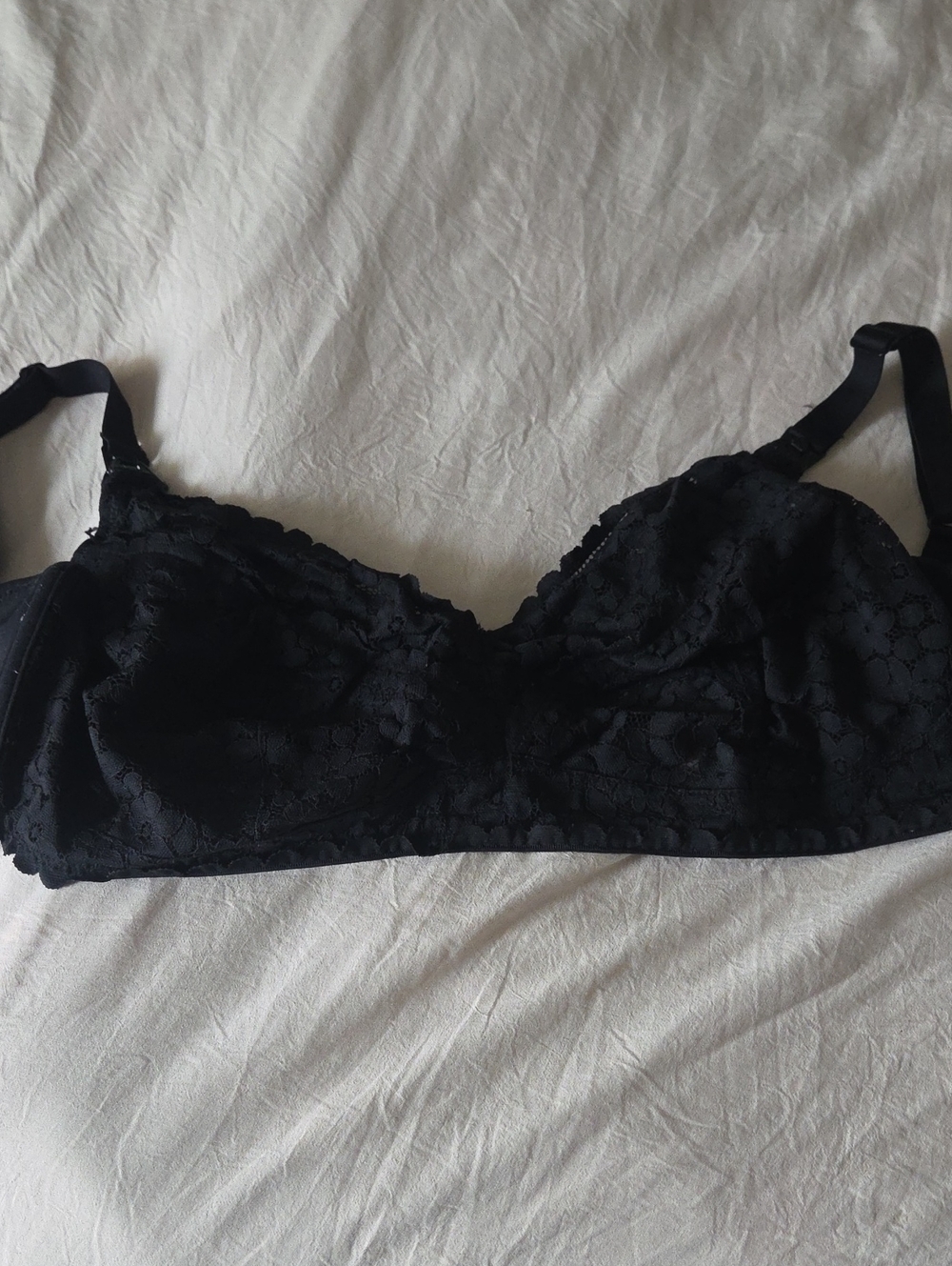 Elegant Black Lace Wireless Bra with Adjustable Straps